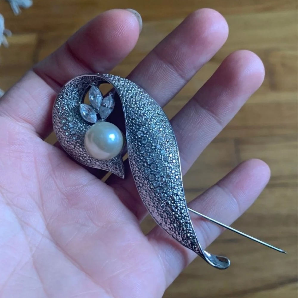Women pearl brooch